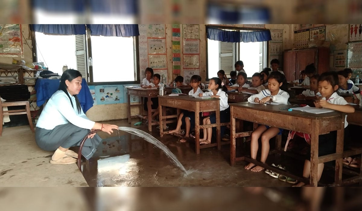 Nắng nóng đỉnh điểm, Campuchia điều chỉnh giờ học và bơm nước vào lớp học
